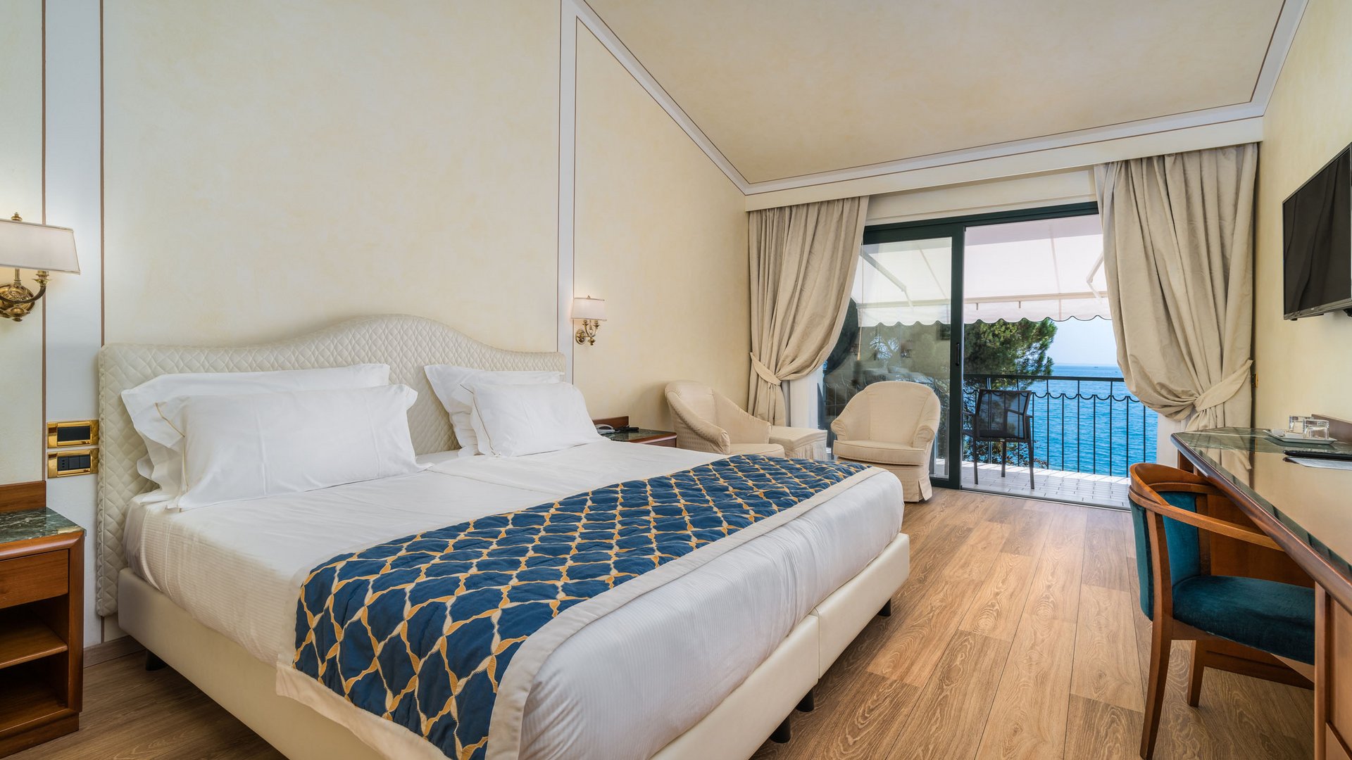 Seeblick wie aus einem GemäldE Willkommen in Eurem Hotel in Gardone Riviera!