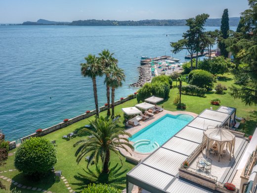 Willkommen in Eurem Hotel in Gardone Riviera! Willkommen in Eurem Hotel in Gardone Riviera!