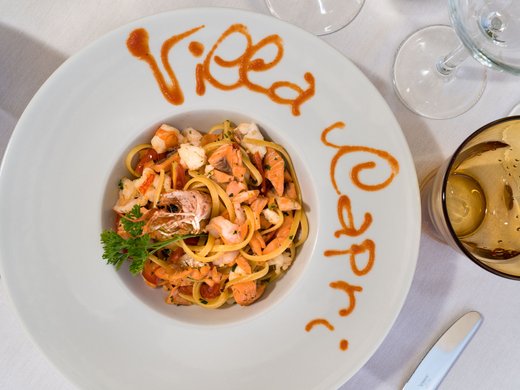 Willkommen in Eurem Hotel in Gardone Riviera! Willkommen in Eurem Hotel in Gardone Riviera!