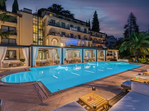 Vom Golfhotel am Gardasee aufs Golfplatz-Grün Vom Golfhotel am Gardasee aufs Golfplatz-Grün